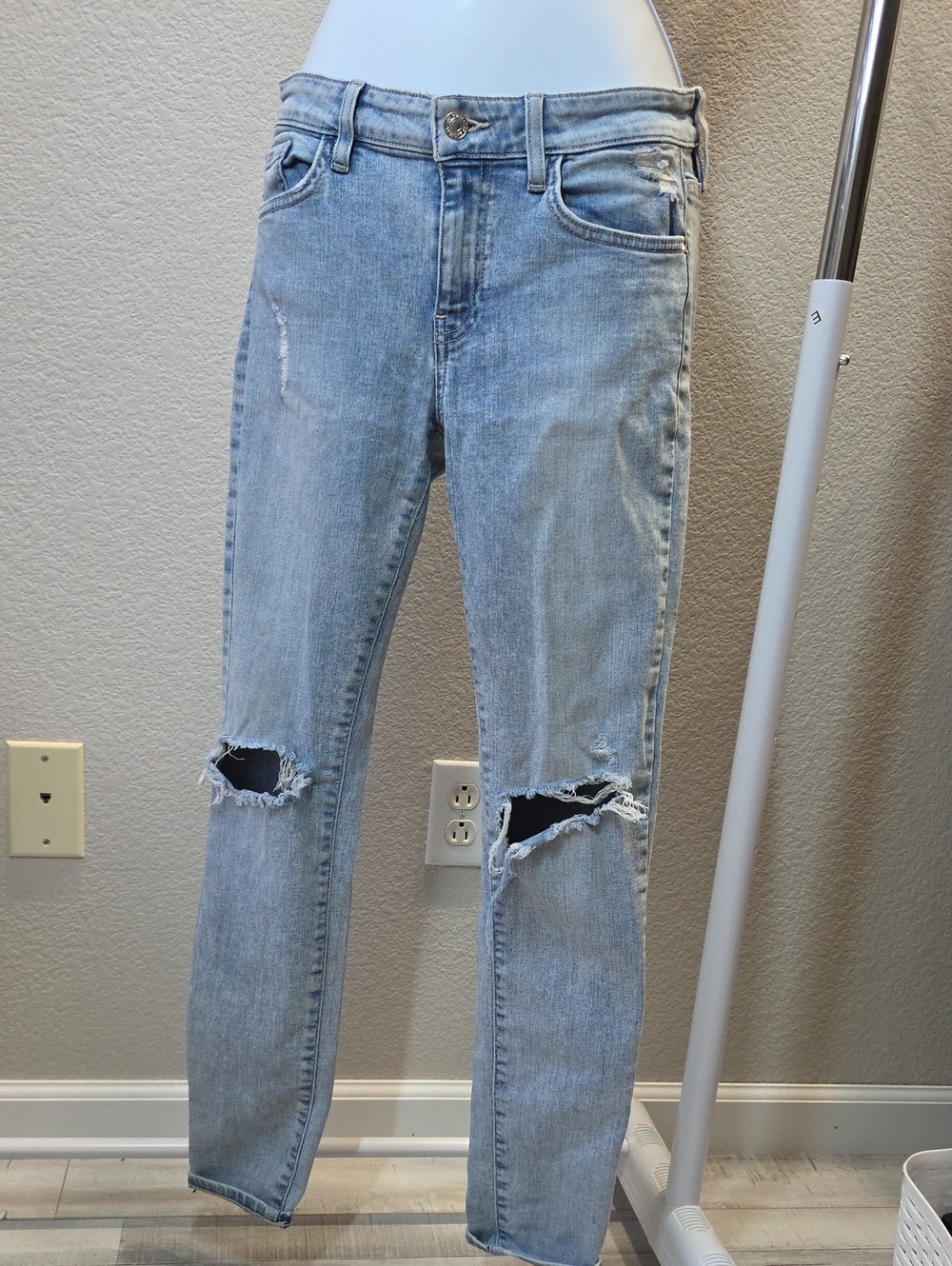 Guess Mid Rise  Distressed Knee Jeans - Women Size 26